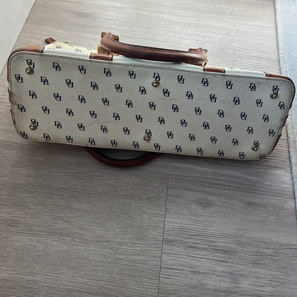 Vintage Dooney & Bourke White Domed Shoulder Satchel - Picture 4 of 6